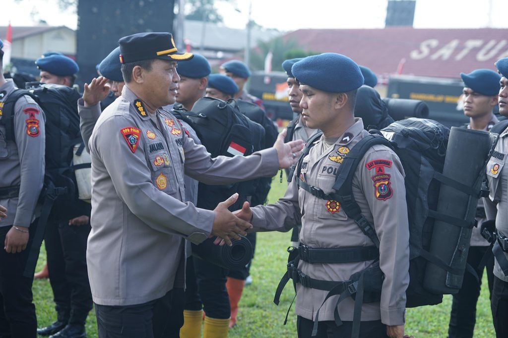 Gunung Sinabung Erupsi, Polda Sumut Siagakan 100 Personel Brimob dan Peralatan Pendukung