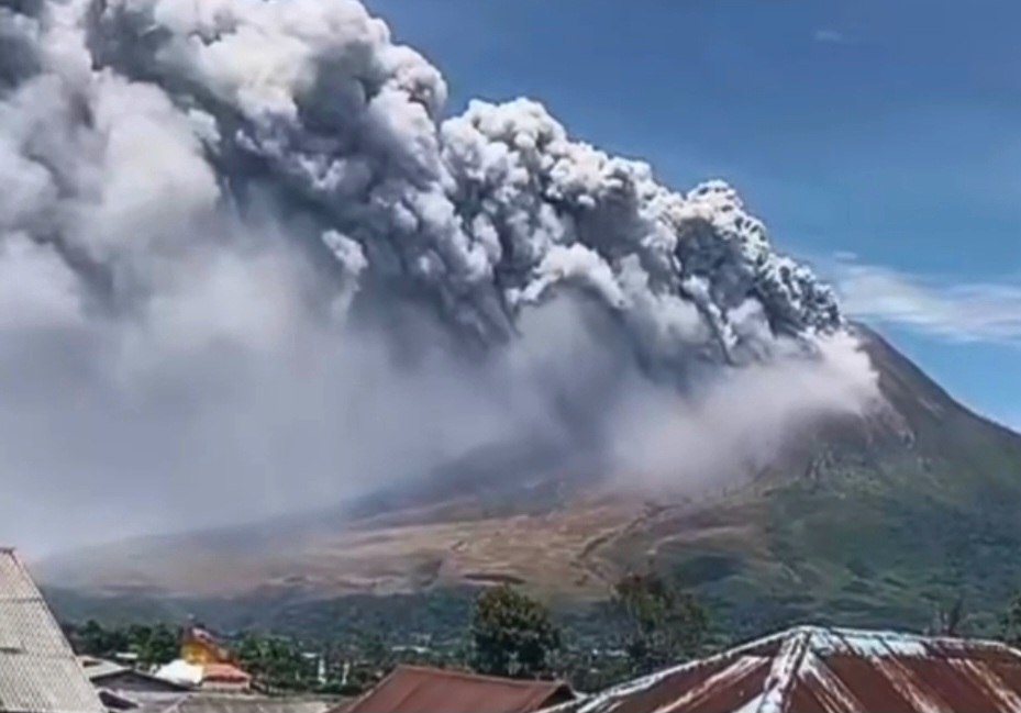 : Kolom erupsi Gunung Sinabung teramati mencapai sekitar 3.500 meter di atas puncak pada Senin (31/8/2026). Aktivitas Gunung Sinabung kemudian dinaikkan dari Level II (Waspada) menjadi Level III (Siaga) mulai pukul 12.30 WIB/ (Dok. BPBD Karo).