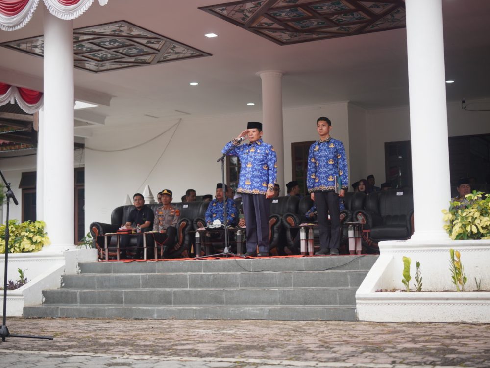 : Wakil Bupati Gayo Lues saat menjadi Pemimpin upacara Hardikda di Halaman Kantor Bupati Gayo Lues. (Foto:Diskominfo/GL)
