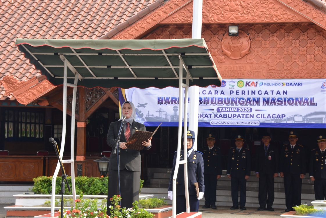 : Pj Sekda Cilacap Annisa Fabriana membacakan amanat Menteri Perhubungan RI Dudy Purwagandhi saat upacara peringatan Hari Perhubungan Nasional (Harhubnas) 2026 di Pendopo Wijayakusuma Cakti, Kamis (17/9/2026)/ MC Cilacap.