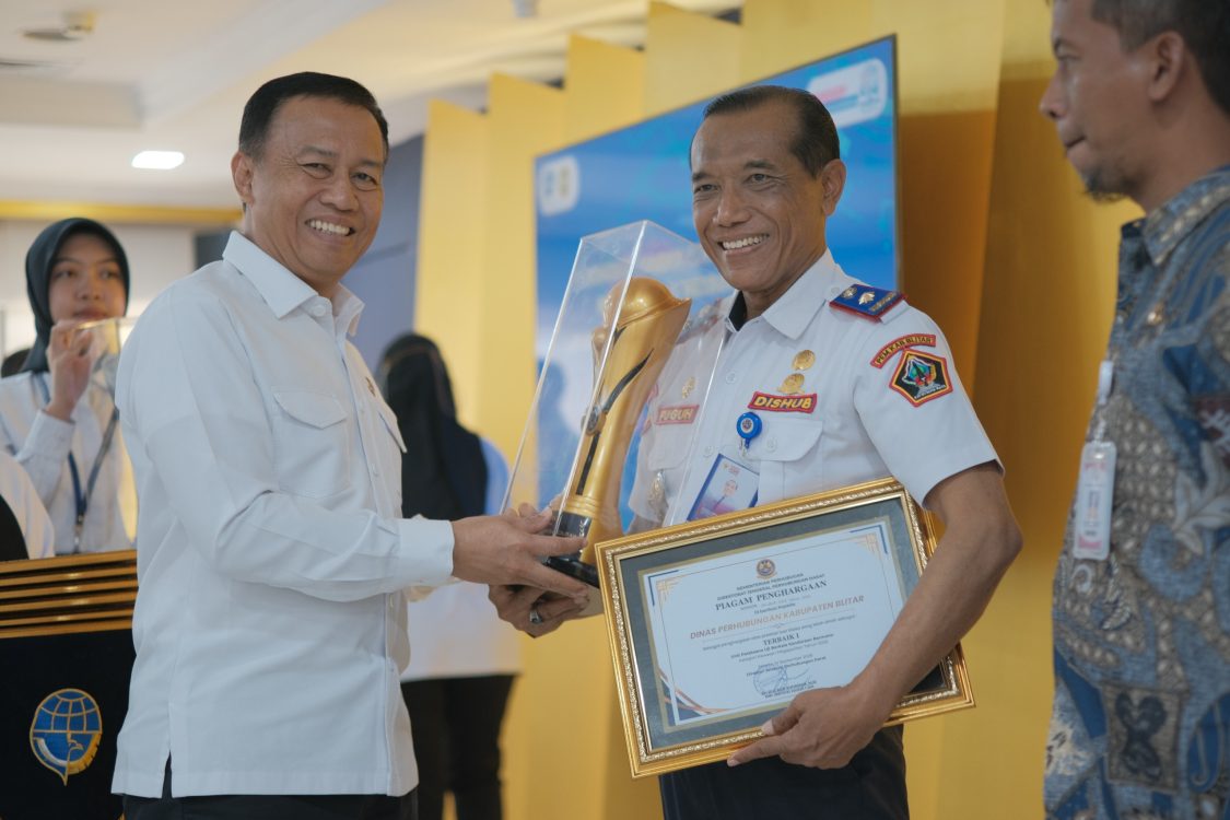 : Memperingati Hari Keselamatan LLAJ Nasional 2026, Ditjen Perhubungan Darat memberikan penghargaan kepada perusahaan angkutan umum dan UPUBKB yang dinilai memiliki implementasi keselamatan terbaik. Sebanyak 44 perusahaan mengikuti penilaian SMK PAU, sedangkan 95 Dinas Perhubungan Kabupaten/Kota berpartisipasi dalam penilaian UPUBKB. (Foto: Humas Kemenhub)