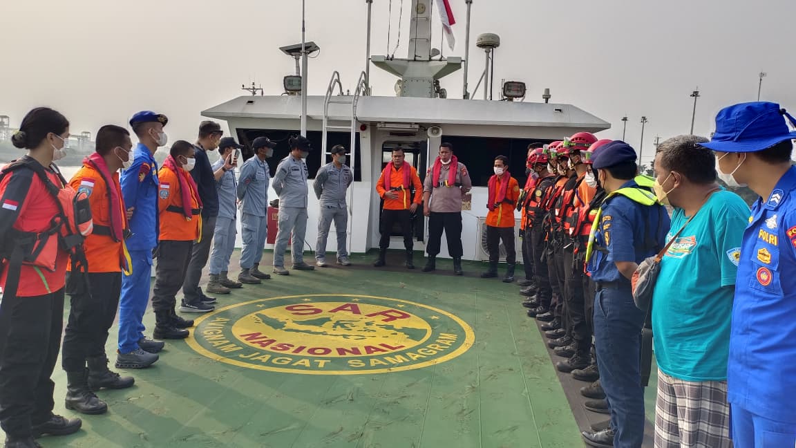 Hari Ketiga, Polri Perluas Pencarian 8 Orang Hilang di Selat Sunda
