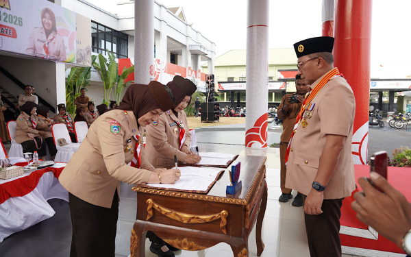 : Ketua Mabincab Gerakan Pramuka Kota Ternate, Tauhid Soleman, saat memimpin Apel Besar Peringatan Hari Pramuka ke-65 di halaman Kantor Wali Kota Ternate, Senin (28/9/2026)/ (Pemkot/MC Ternate/ Wahyudi ).