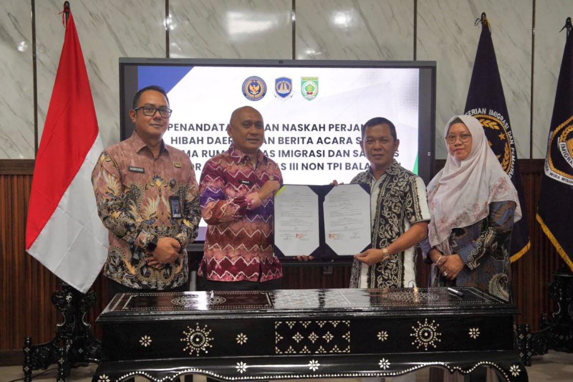 : Pemerintah Kabupaten (Pemkab) Balangan menyerahkan hibah sarana dan prasarana untuk Kantor Imigrasi Kelas III Non TPI Balangan serta rumah dinas imigrasi sebagai dukungan terhadap peningkatan pelayanan kepada masyarakat, Jumat (11/9/2026).. - Foto: Mc.Balangan