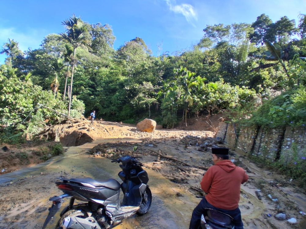 : Longsor Tutupi Badan Jalan Lintas Kutacane-Blangkejeren. (Foto:Istimewa)