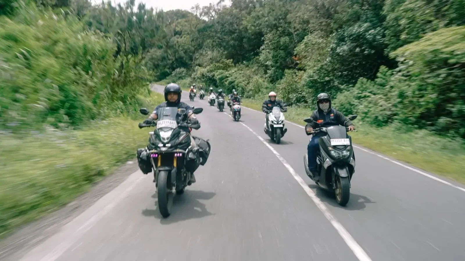 Hujan Lebat Ubah Rute Touring Repsol ke Samosir, Riders Tetap Jelajahi Danau Toba