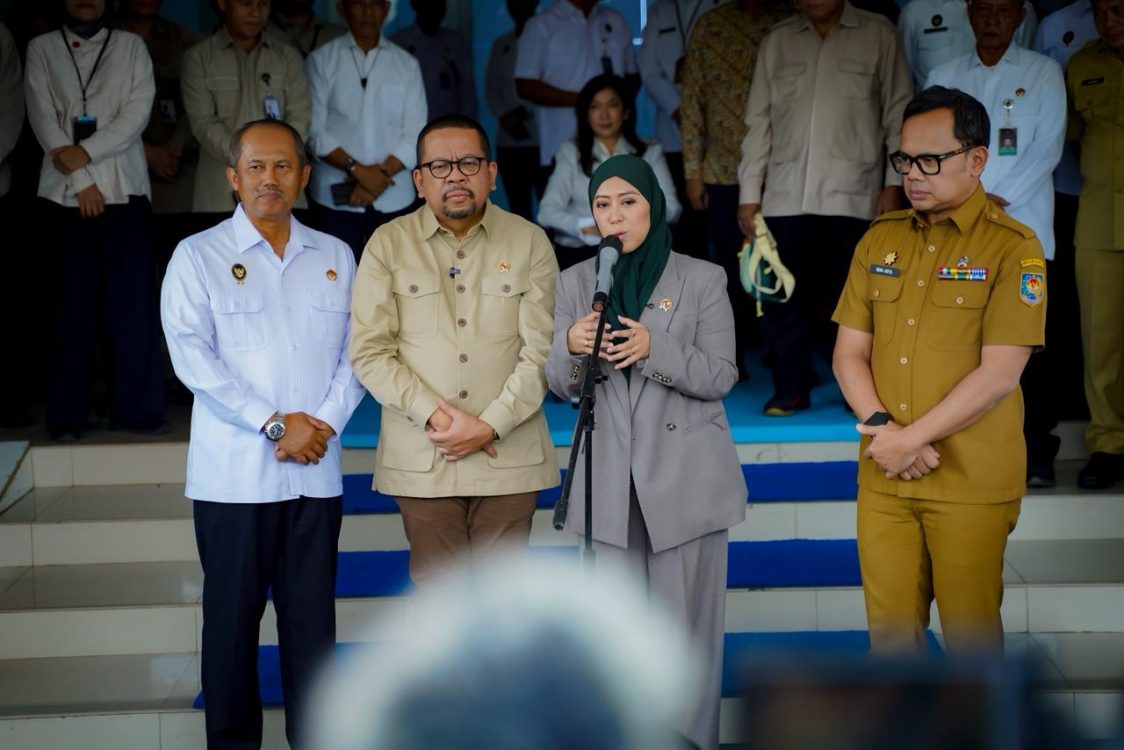 : Wamendagri Bima Arya (kanan) usai mengikuti Forum Badan Koordinasi Kehumasan Pemerintah (Bakohumas) di Jakarta Pusat, Selasa (1/9/2026) mengatakan koordinasi antarkehumasan menjadi kebutuhan penting di tengah derasnya arus informasi digital, termasuk meningkatnya disinformasi dan hoaks. (foto: Humas Kemkomdigi)