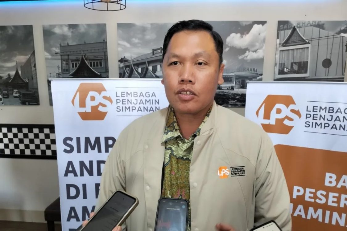 : Menurut Kepala Kantor Perwakilan LPS I Medan, Jimmy Ardianto, pada peringatan usia ke-21 tahun ini, LPS memiliki tagline "Menjaga Kepercayaan, Mengawal Masa Depan". Tagline ini tentunya sejalan dengan upaya LPS yang terus memberikan literasi keuangan dan meningkatkan jiwa wirausaha bagi generasi muda demi masa depan Indonesia. (Foto: ANTARA/Muhammad Zulfikar)