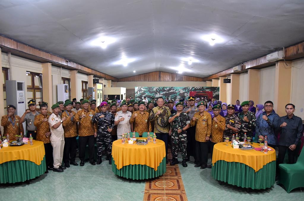 : Foto bersama anggota dan pengurus dengan Gubernur Gusnar Ismail pada peringatan HUT ke-67 PEPABRI di aula Markas Kodim 1304, Kota Gorontalo, Sabtu (12/9/2026). (Foto : Haris)