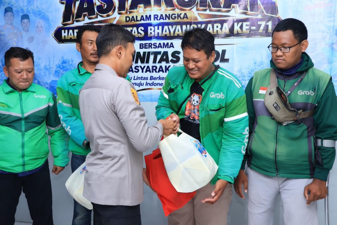HUT ke-71 Lalu Lintas Bhayangkara, Satlantas Polres Ngawi Bagikan SIM Gratis dan Sembako untuk Ojol