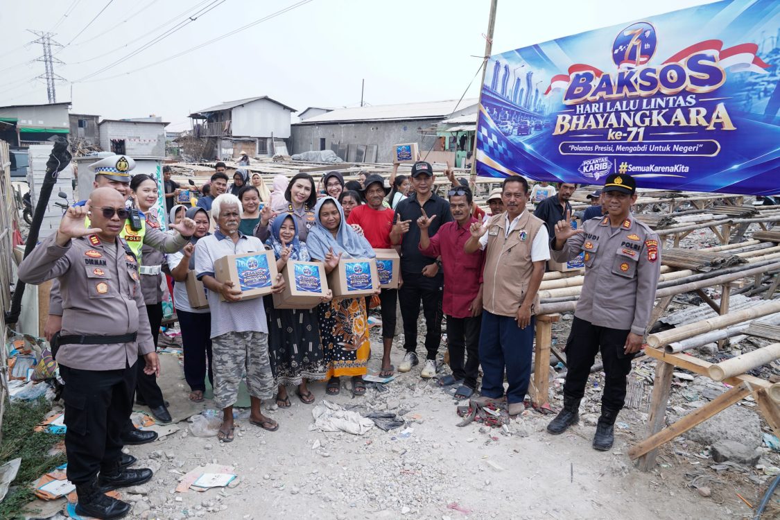 HUT ke-71 Lalu Lintas, Korlantas Polri Salurkan 250 Paket Bansos untuk Warga Terdampak Kebakaran Muara Angke