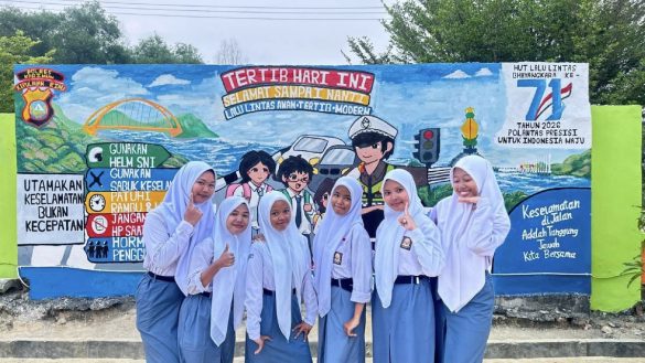 HUT ke -71 Lalu Lintas, Satlantas Karimun Edukasi Pelajar Lewat Mural dan Polisi Cilik