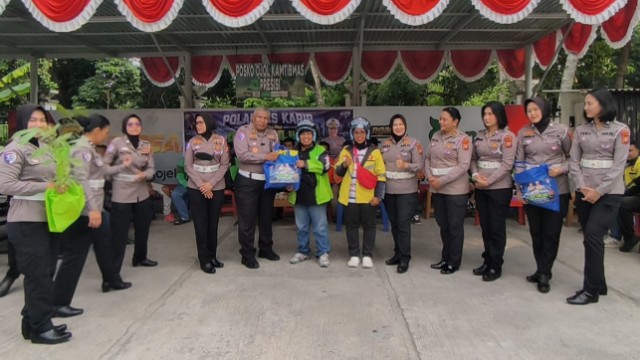 HUT ke-78 Polwan, Ditlantas Polda Riau Bagikan Sembako ke Ojol Perempuan