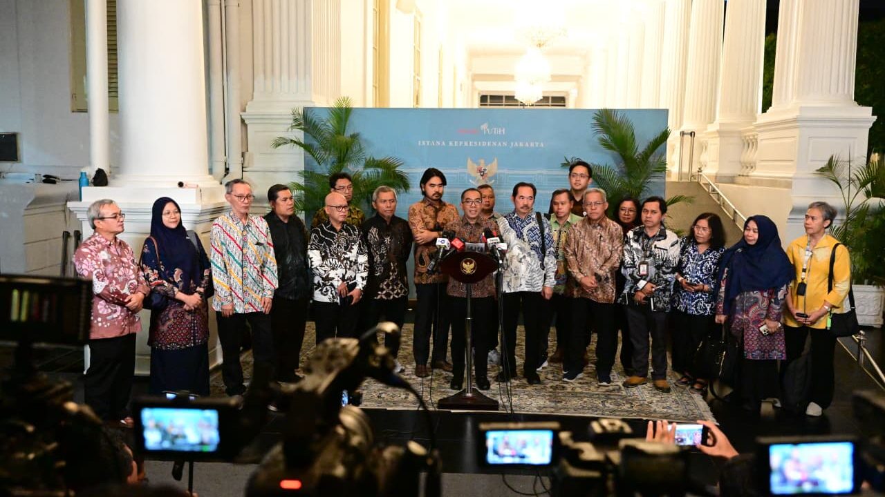 : Menteri Pendidikan Tinggi, Sains, dan Teknologi, Brian Yuliarto bersama para akademisi menyampaikan keterangan pers usai mengikuti diskusi bersama Presiden Prabowo Subianto di Istana Merdeka, Jakarta, pada Kamis (24/9/2026). (Foto: BPMI Setpres)