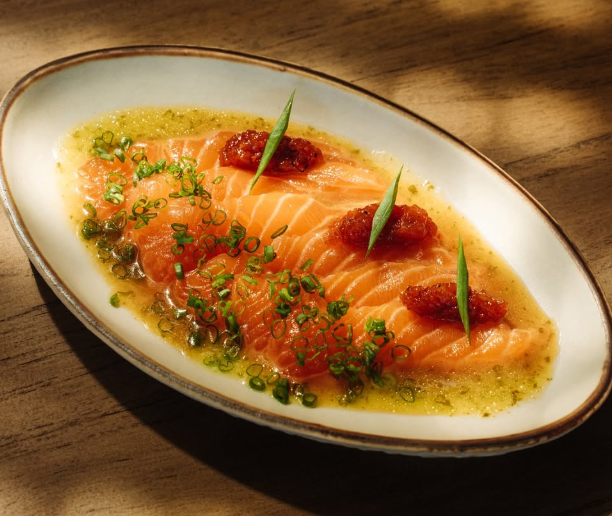 Salmon sashimi dengan saus yuzu dan selai cabai