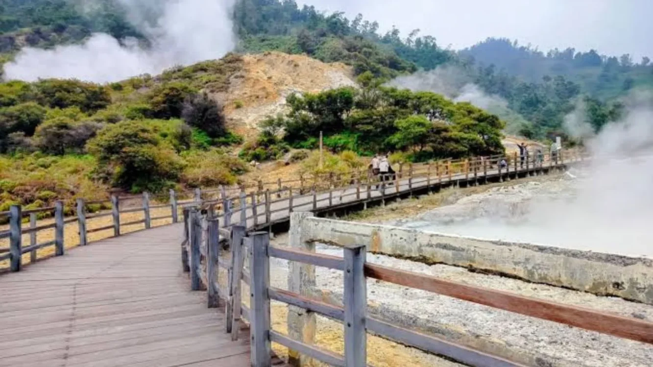 Kawah Sikidang menjadi salah satu destinasi wisata unggulan
