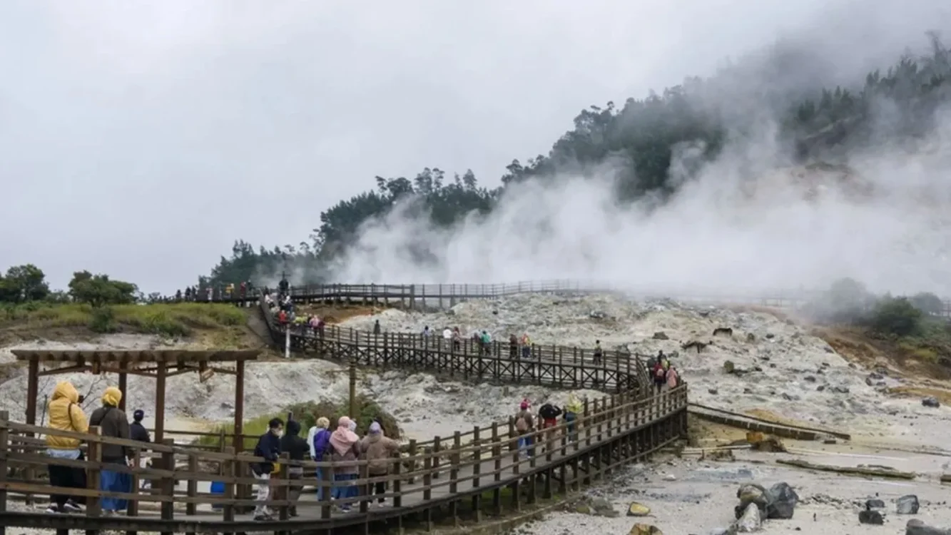 Jembatan Kahyangan Jadi Daya Tarik Kawah Sikidang, Wisatawan Bisa Berjalan di Tengah Uap