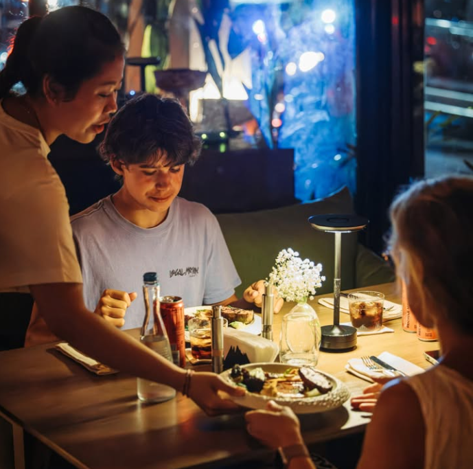Suasana makan malam romantis di Lava Restaurant Sanur