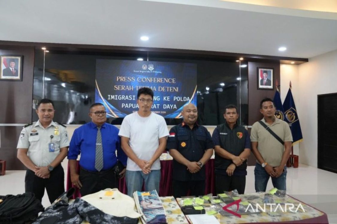 Imigrasi Serahkan WNA dan Barang Bukti Kasus Penyu ke Polda Papua Barat Daya