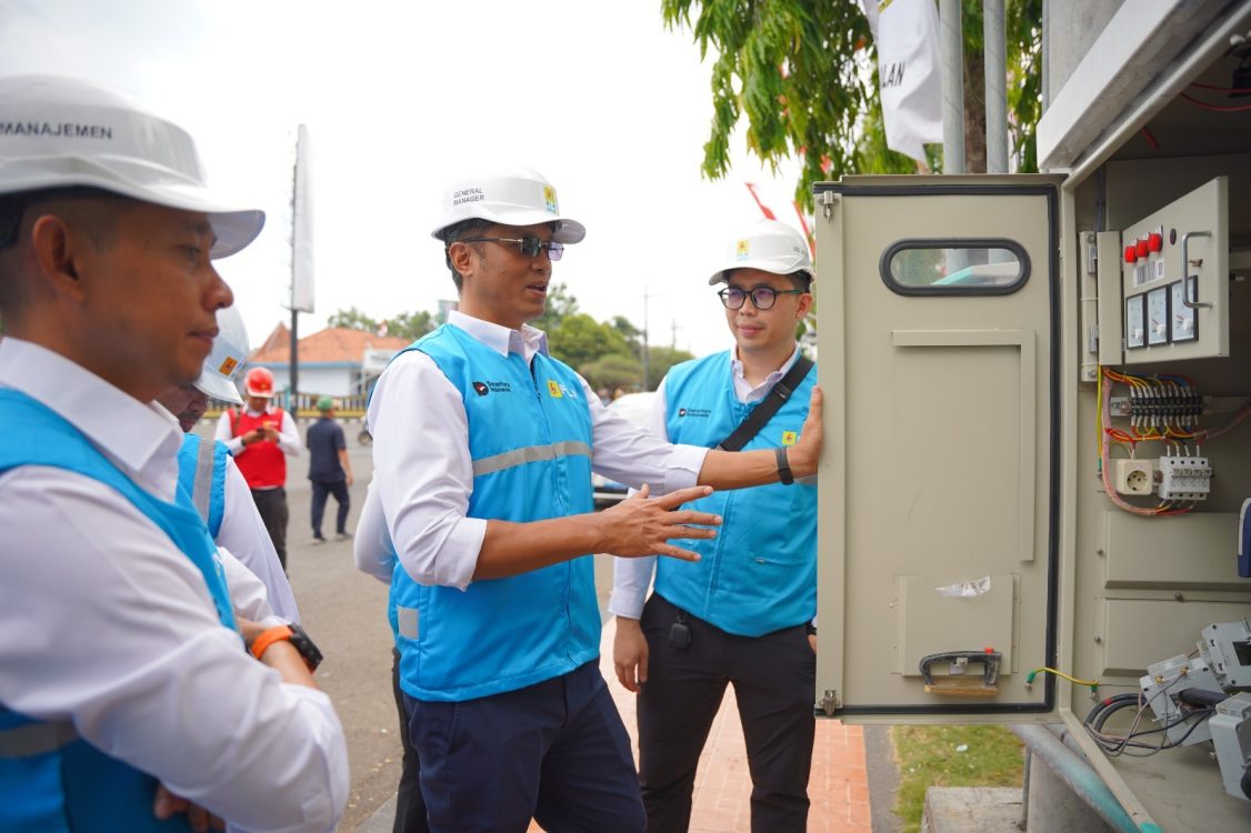 : General Manager PLN UID Jawa Timur, Eric Rossi Priyo Nugroho, meninjau, perangkat kelistrikan dalam rangka implementasi Pilot Project Online Monitoring Performance (OMP) di ULP Bangkalan.