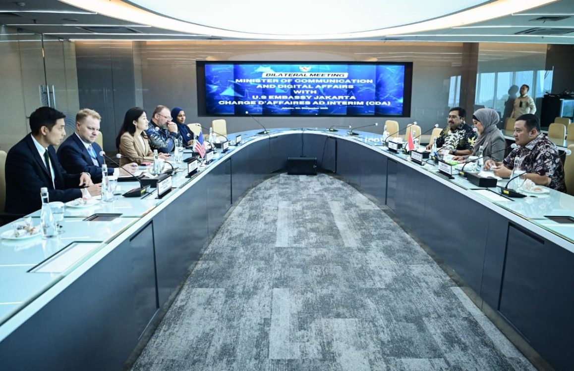 : Menkomdigi Meutya Hafid didampingi Sekjen Komdigi Ismail dan Dirjen Ekosistem Digital Edwin Hidayat melakukan pertemuan dengan Kuasa Usaha Ad Interim (KUAI) Kedutaan Besar AS untuk Indonesia Joy M. Sakurai di Kementerian Komdigi, Jakarta. (foto: Humas Menkomdigi)