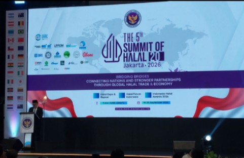 : Menko PMK Pratikno menegaskan jaminan produk halal bukan hambatan bagi pertumbuhan ekonomi, melainkan fondasi kepercayaan konsumen dan perdagangan berkelanjutan. Dalam KTT Halal 20 (H20) ke-5 di Jakarta, pemerintah mendorong penguatan kerja sama dan mutual recognition sertifikat halal antarnegara untuk memperluas akses pasar sekaligus memperkuat rantai pasok halal global. (Foto: Wandi/InfoPublik)