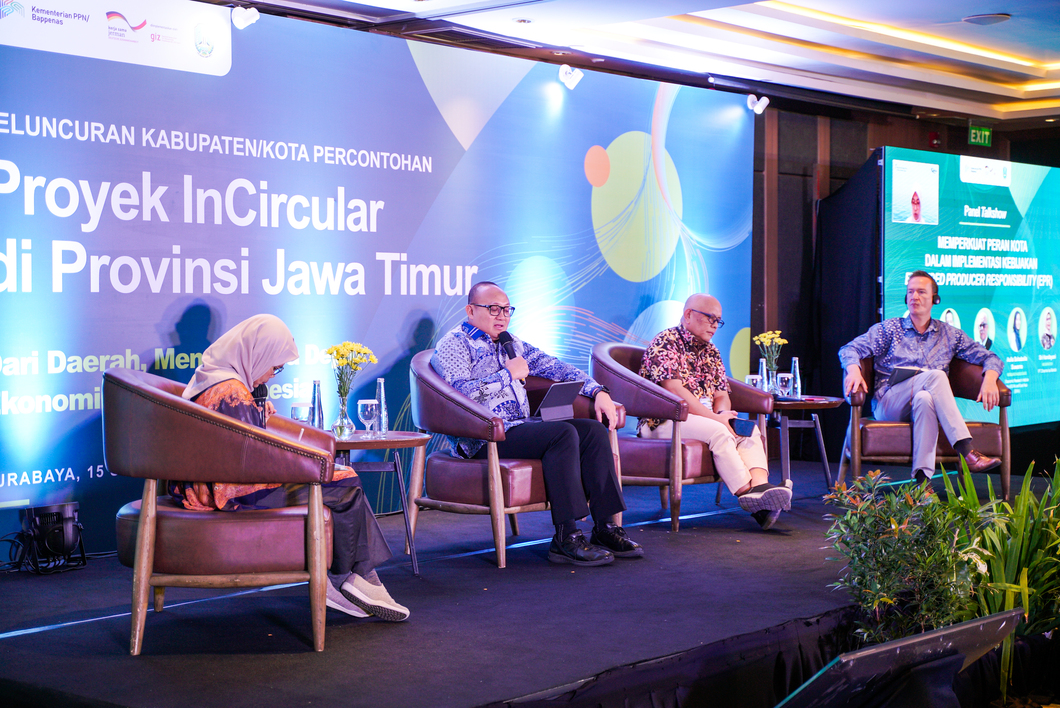 : Kementerian PPN/Bappenas bersama Pemerintah Provinsi Jawa Timur, dan Pemerintah Federal Jerman melalui Deutsche Gesellschaft für Internationale Zusammenarbeit (GIZ) GmbH mengukuhkan komitmen bersama lima kota/kabupaten di Jawa Timur untuk memperkuat pengelolaan sampah di tingkat daerah. (Dok. Bappenas)