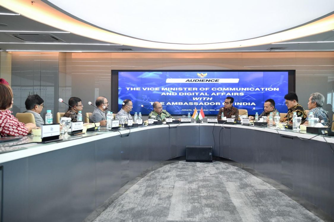 : Wamenkomdigi Nezar Patria menerima audiensi Duta Besar India untuk Indonesia, Shri Sandeep Chakravorty di Kantor Kementerian Komunikasi dan Digital, Jakarta. (foto: Humas Kemkomdigi)