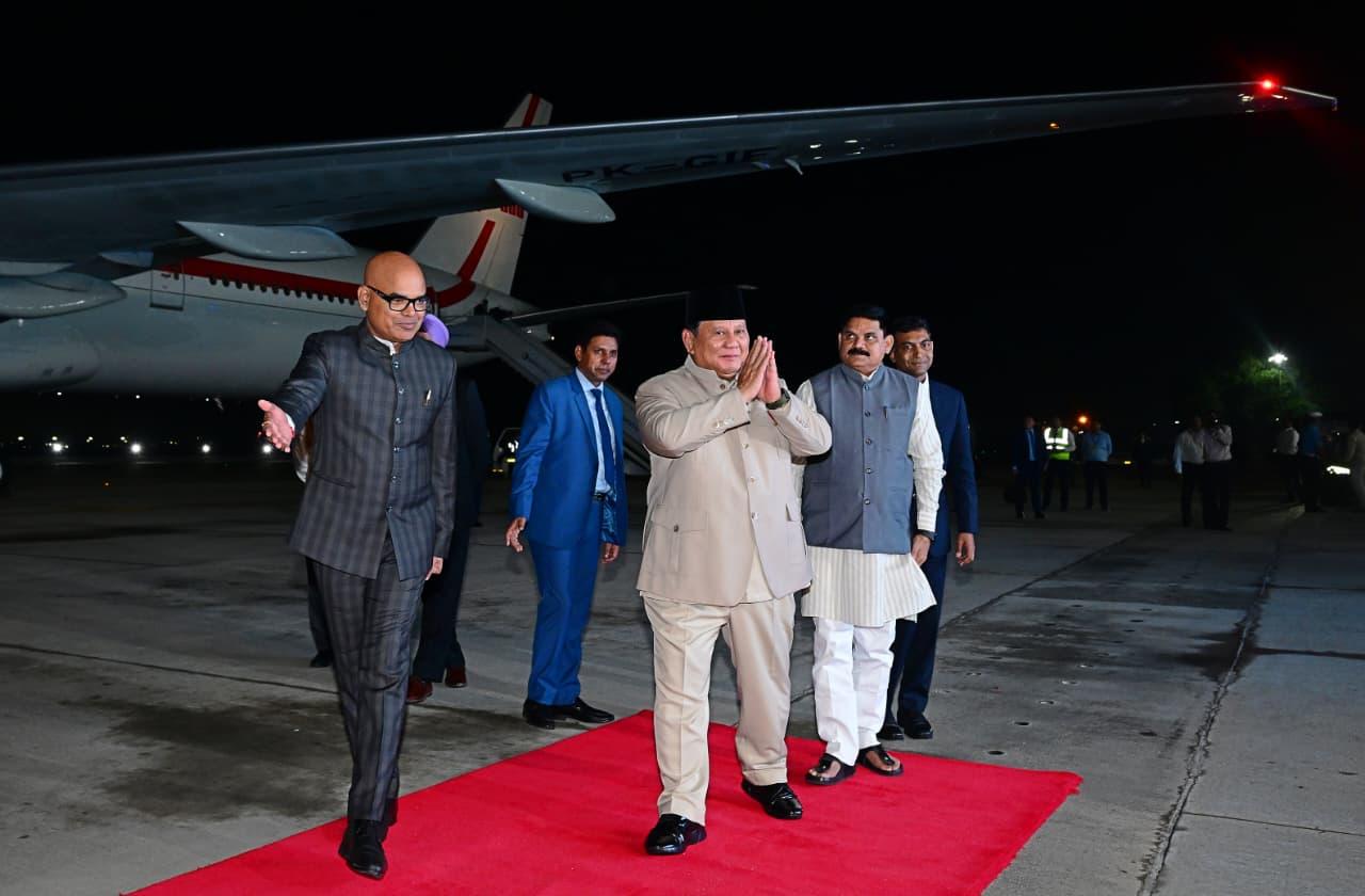 : Presiden Republik Indonesia, Prabowo Subianto, tiba di Air Force Station (AFS) Palam, New Delhi, India, pada Jumat (11/09/2026), pukul 22.00 waktu setempat. (Foto: BPMI Setpres)