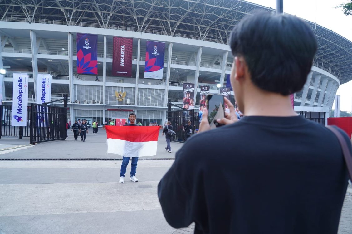 : Antusiasme suporter menyambut duel Timnas Indonesia kontra Malaysia pada matchday kedua Grup A FIFA ASEAN Cup 2026 terus meningkat. Hingga Senin (28/9/2026) pukul 12.00 WIB, sebanyak 56.000 tiket pertandingan telah terjual. (Foto: Amiri Yandi Infopublik/Igid)