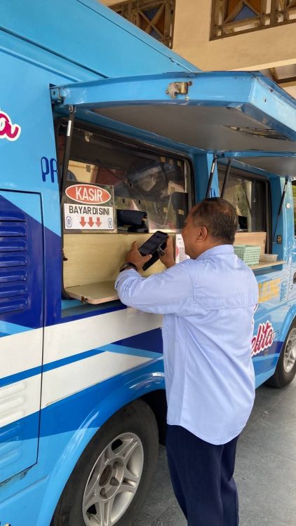 : Guna mendukung akselerasi pelayanan publik yang ramah, cepat, dan transparan, Panewu Depok meninjau langsung efektivitas kemudahan transaksi digital QRIS melalui layanan Bus Samsat Keliling pada program terpadu Semanis Madu Kalurahan Condongcatur.
