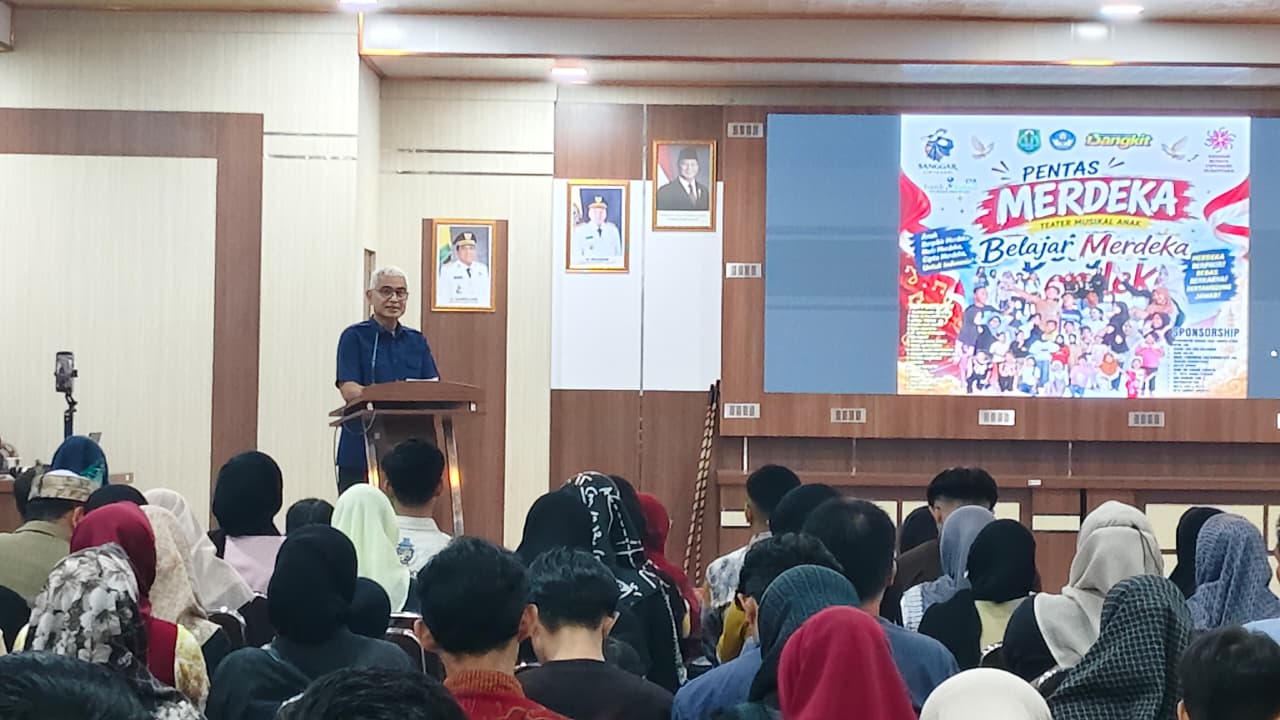 : Hero Setiawan secara resmi membuka kegiatan Malam Puncak Pentas Merdeka yang diselenggarakan oleh Sanggar Ciptasari Nusantara, di Aula BPKAD Kabupaten HSU, Senin (31/8/2026) malam. ‎