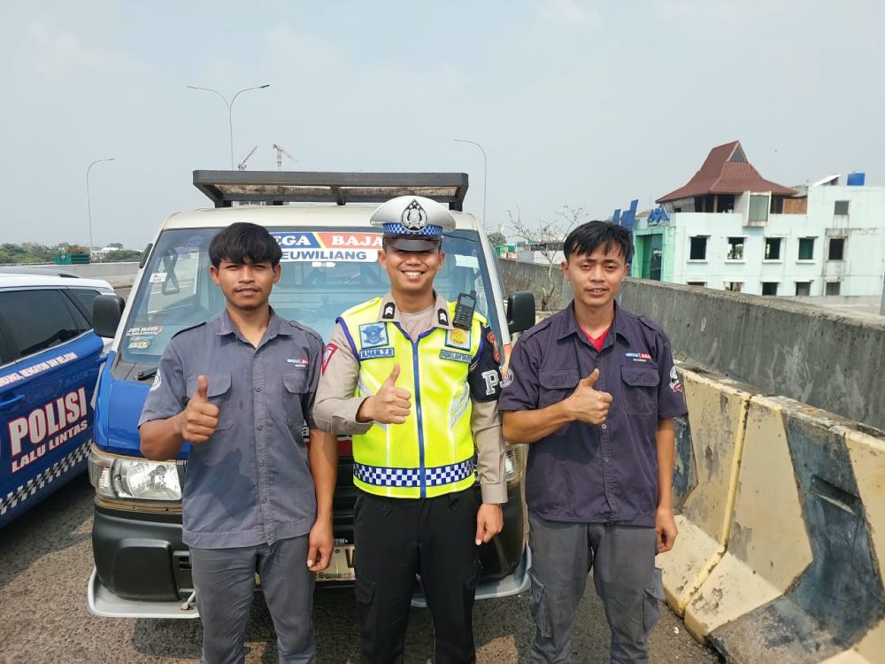 Jaga Kelancaran Arus Lalu Lintas, Personel PJR BORR-Bocimi Imbau Pengemudi Tak Parkir di Bahu Jalan Tol