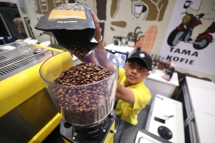 : Peracik kopi dalam gelaran Indonesia Coffee Expo (ICX) Jakarta 2026 di Jakarta International Convention Center (JICC), Tanah Abang, Jakarta Pusat, Jumat (4/9/2026). (Foto: Pemprov DKI Jakarta)