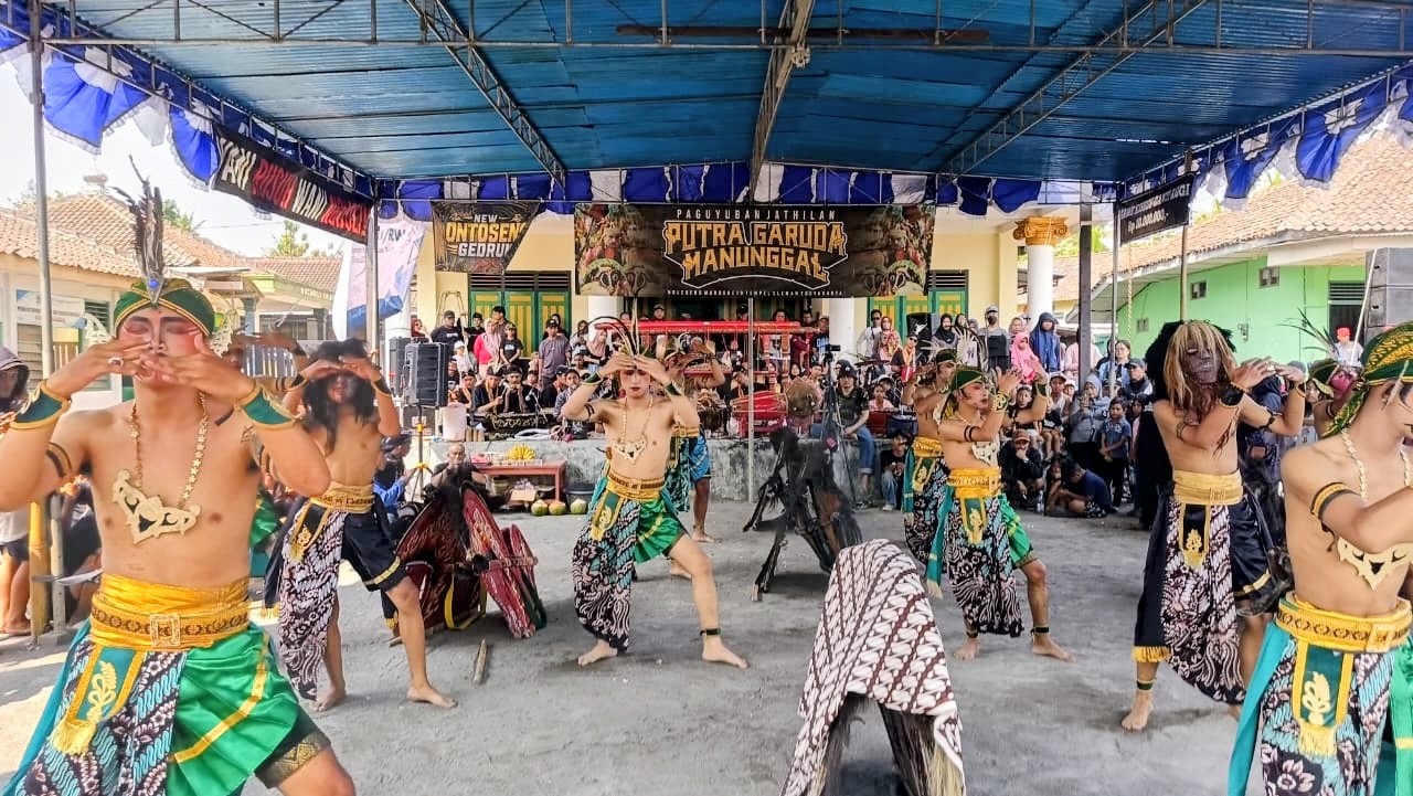 : Pemerintah Kalurahan Margorejo, Tempel, Sleman, menggelar pertunjukan kesenian rakyat Jathilan Putra Garuda Manunggal sebagai wujud pelestarian budaya dan pembinaan seniman lokal di halaman kantor kalurahan setempat, Minggu (27/9/2026).
