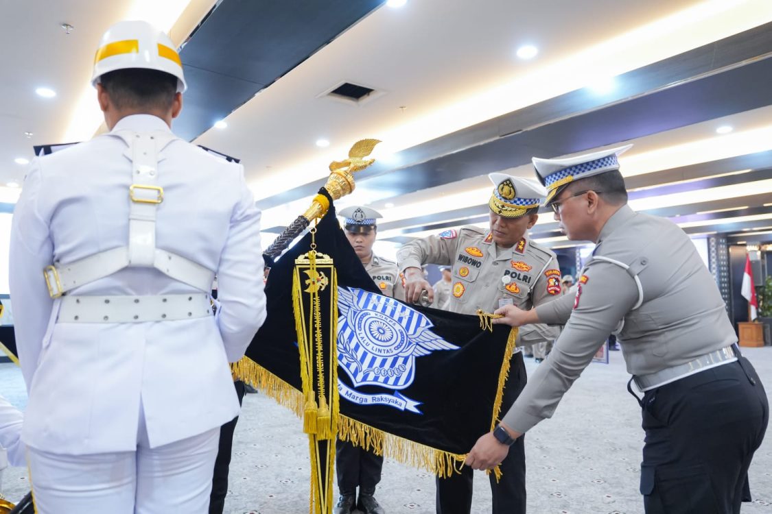Jelang HUT ke-71 Lalu Lintas Bhayangkara, Kakorlantas Polri Pimpin Upacara Pencucian Pataka Dharmakerta Marga Raksyaka