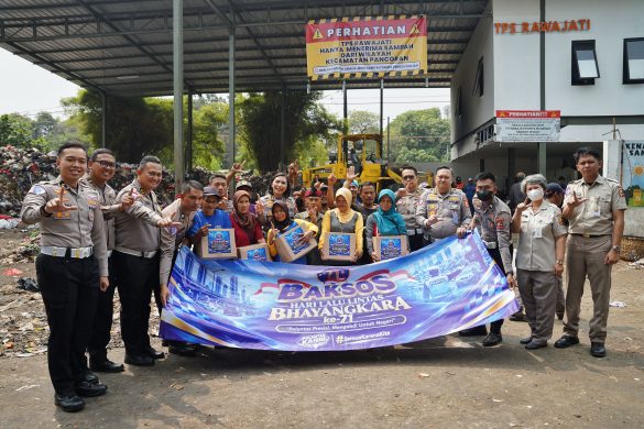 Jelang HUT ke-71 Lalu Lintas Bhayangkara, Korlantas Polri Bagikan Sembako untuk Warga TPS Rawajati