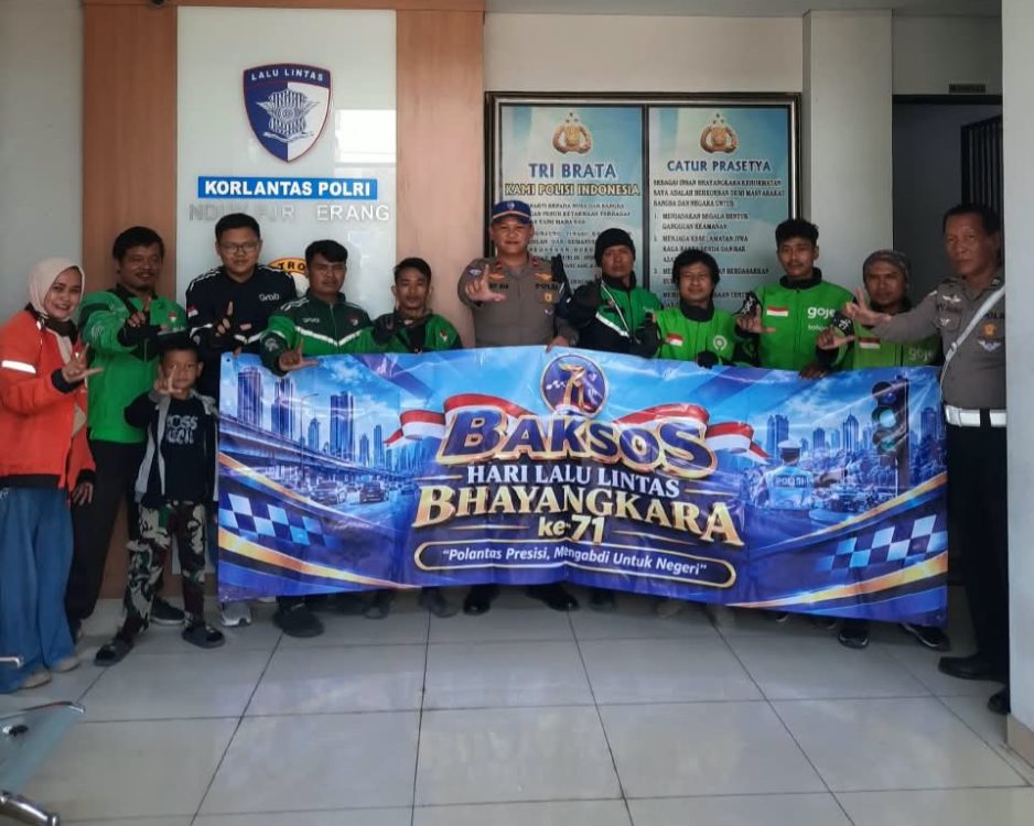 Jelang HUT ke-71 Lalu Lintas Bhayangkara, PJR Serang Bagikan Bansos untuk Ojol dan Pengojek