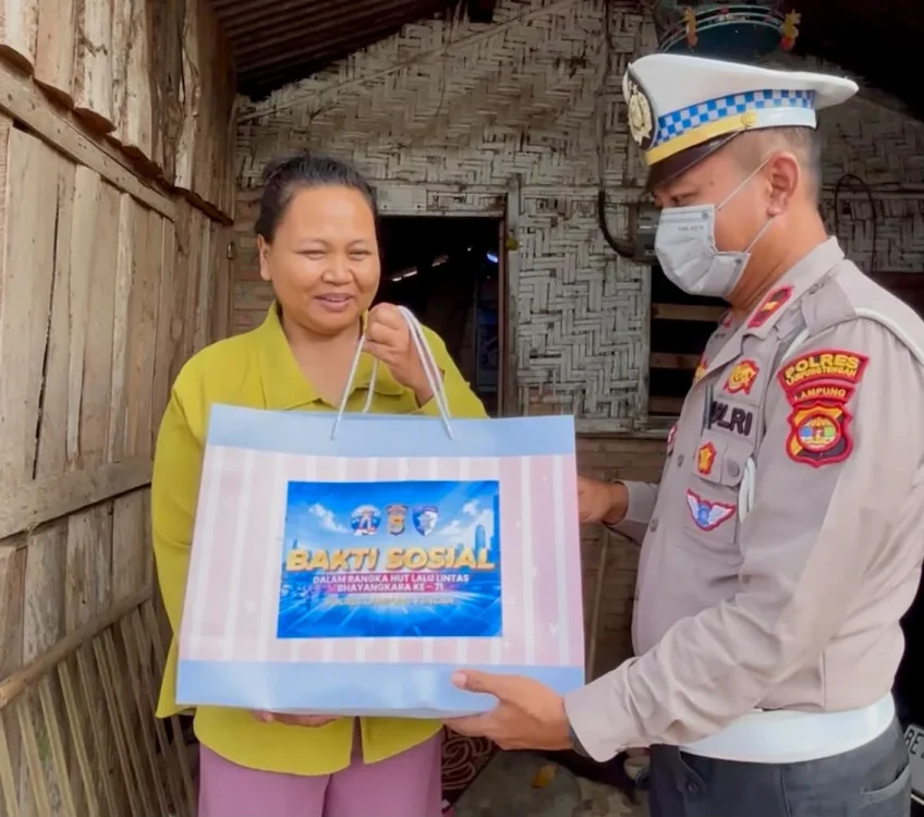 Jelang HUT ke-71 Lalu Lintas Bhayangkara, Satlantas Lampung Tengah Salurkan Paket Sembako ke Masyarakat