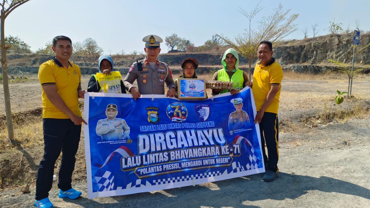 Jelang HUT ke-71 Lalu Lintas, Satlantas Soppeng Bagikan Sembako untuk Petugas Kebersihan
