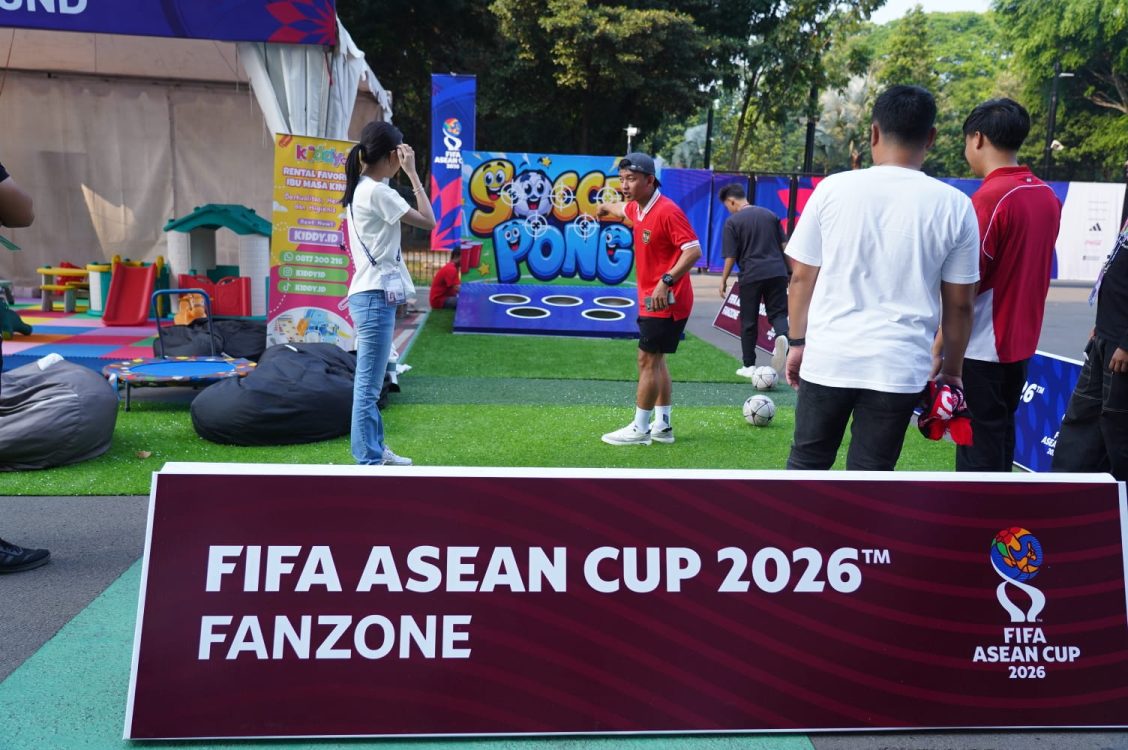 : Atmosfer pertandingan Timnas Indonesia kontra Malaysia pada FIFA ASEAN Cup 2026 sudah terasa di kawasan Stadion Utama Gelora Bung Karno (SUGBK), Jakarta, sebelum kick-off. Suporter dapat mengisi waktu dengan bermain games, menikmati kuliner, berfoto, hingga mengikuti berbagai hiburan di Fanzone East dan Fanzone West. (Foto: Amiri Yandi Infopublik/Igid)