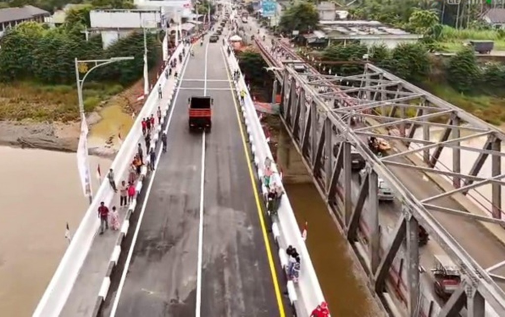 : Jembatan Duplikasi Krueng Tingkeum di Kecamatan Kutablang, Kabupaten Bireuen, Provinsi Aceh, menjadi salah satu akses utama pada Koridor Lintas Timur Aceh–Sumatera Utara (Sumut). (foto: Humas Kemen PU)