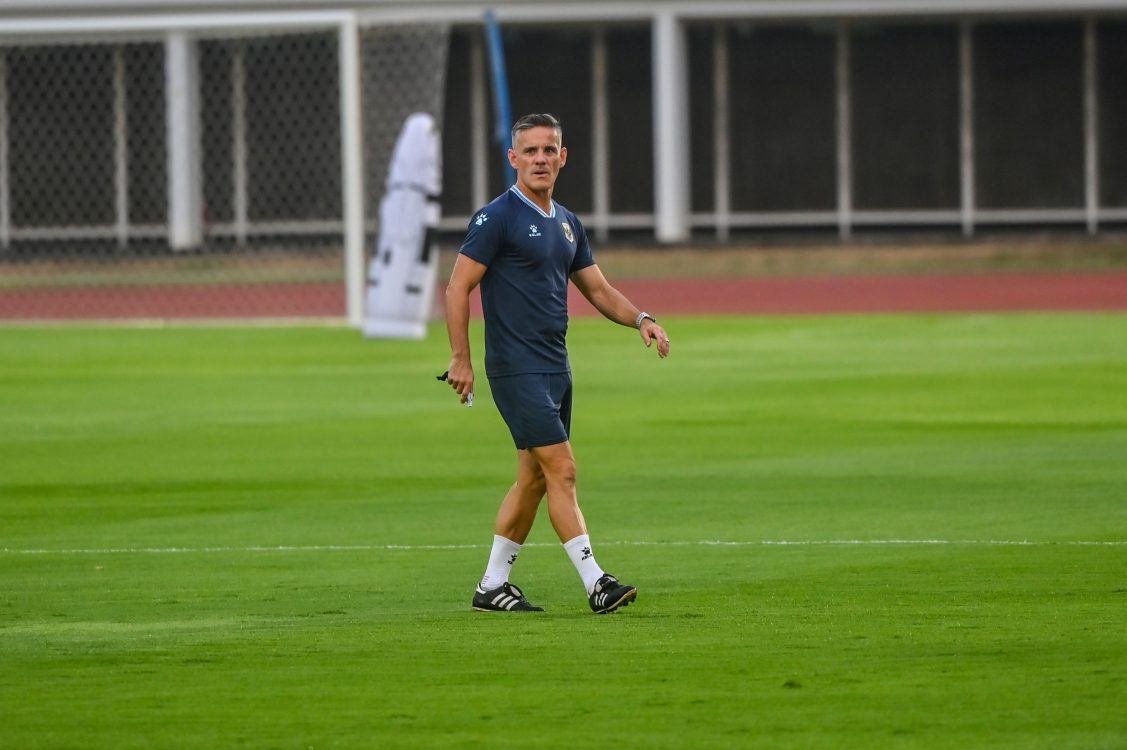 : Pelatih Timnas Garuda Indonesia John Herdman memantau sesi latihan anak didiknya di Stadion Madya, Senayan, Jakarta, Selasa (22/9/2026). Latihan Timnas Indonesia tersebut untuk persiapan FIFA ASEAN Cup 2026 melawan Singapura di Stadion Gelora Bung Karno pada Jumat (25/9/2026). (ANTARA FOTO/Rivan Awal Lingga/YU)