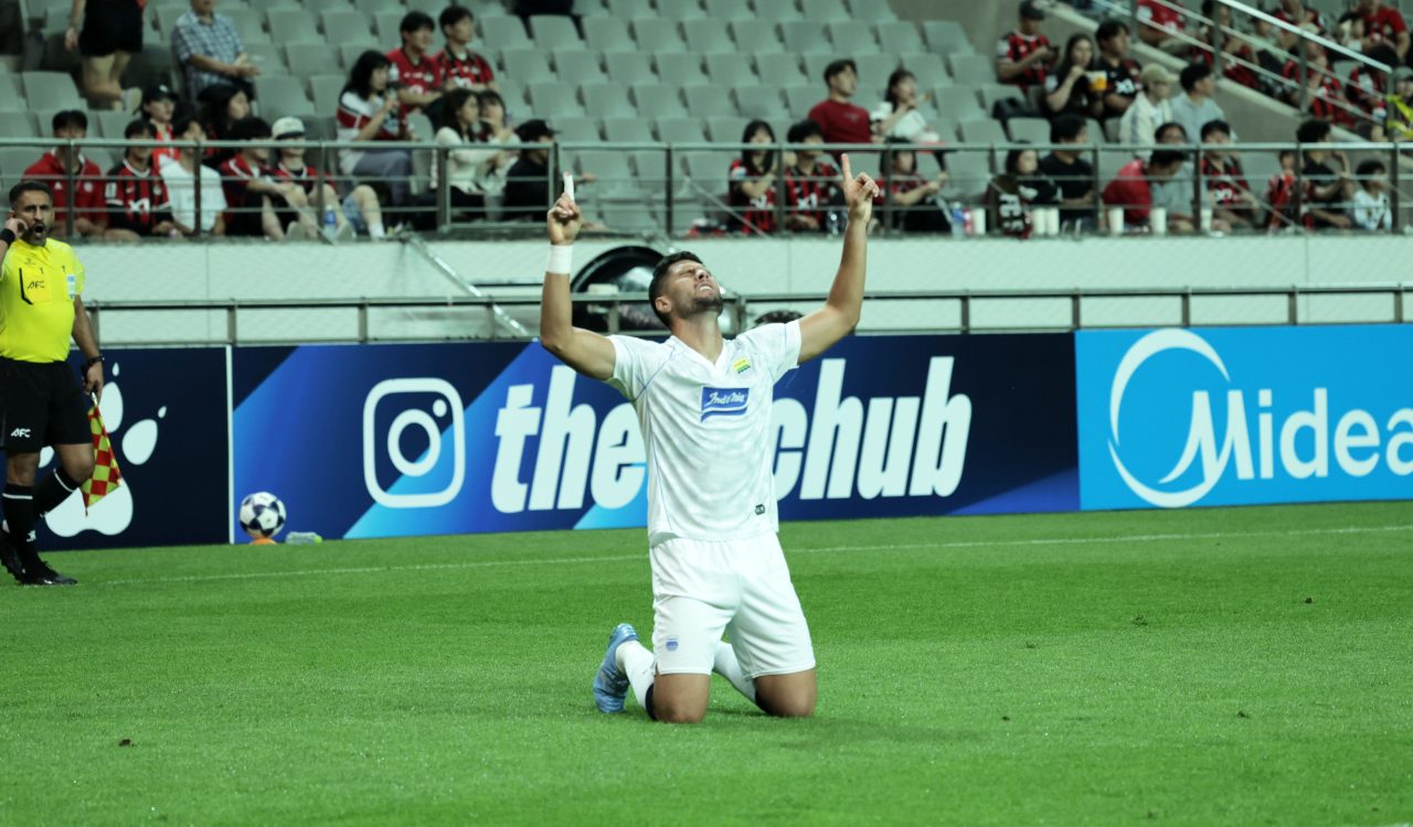 Julio Cesar Bawa Persib Ungguli Fc Seoul Di Babak Pertama