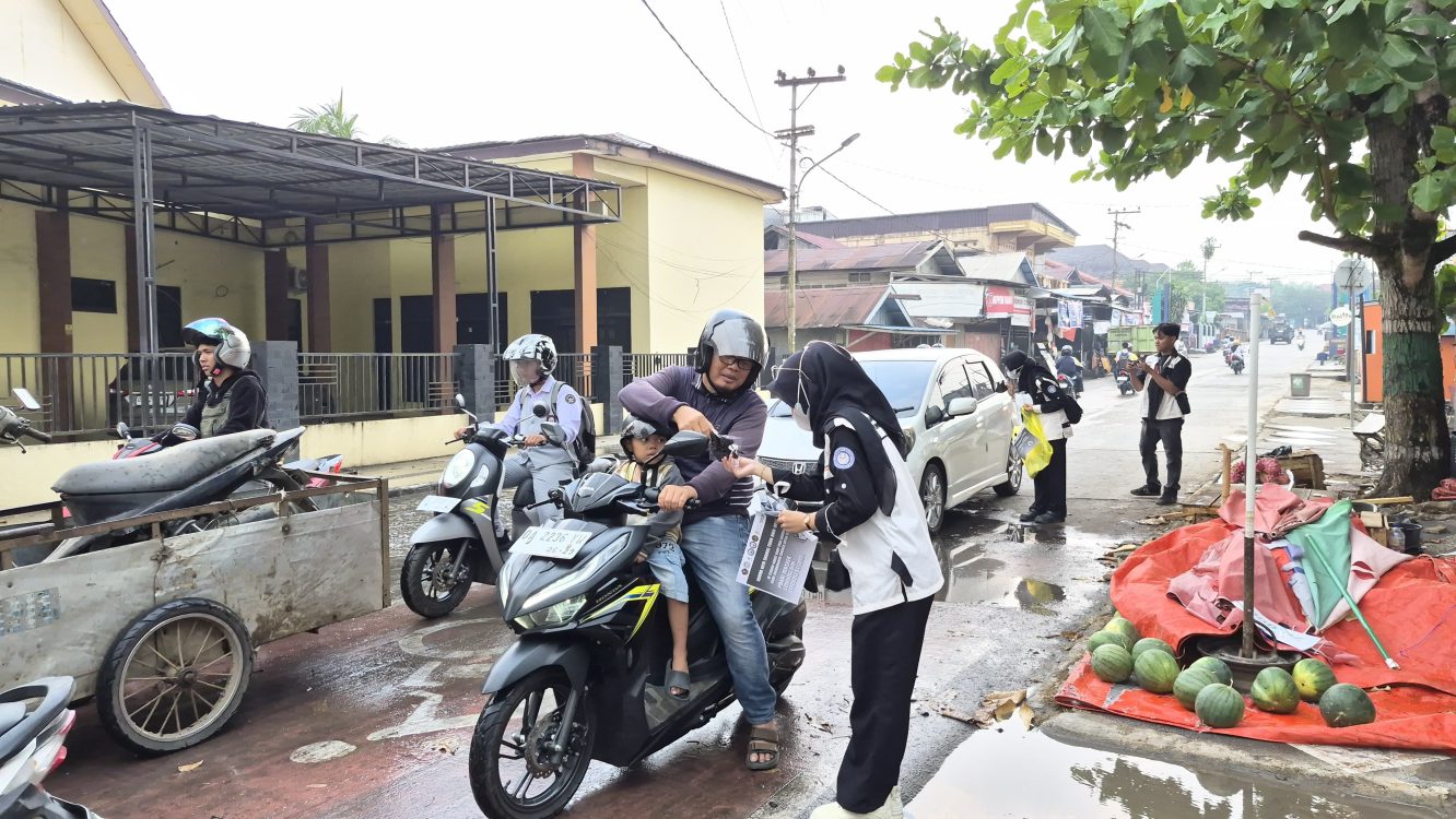 : BEM Univsm bagikan masker kepada pengendara yang lewat.
