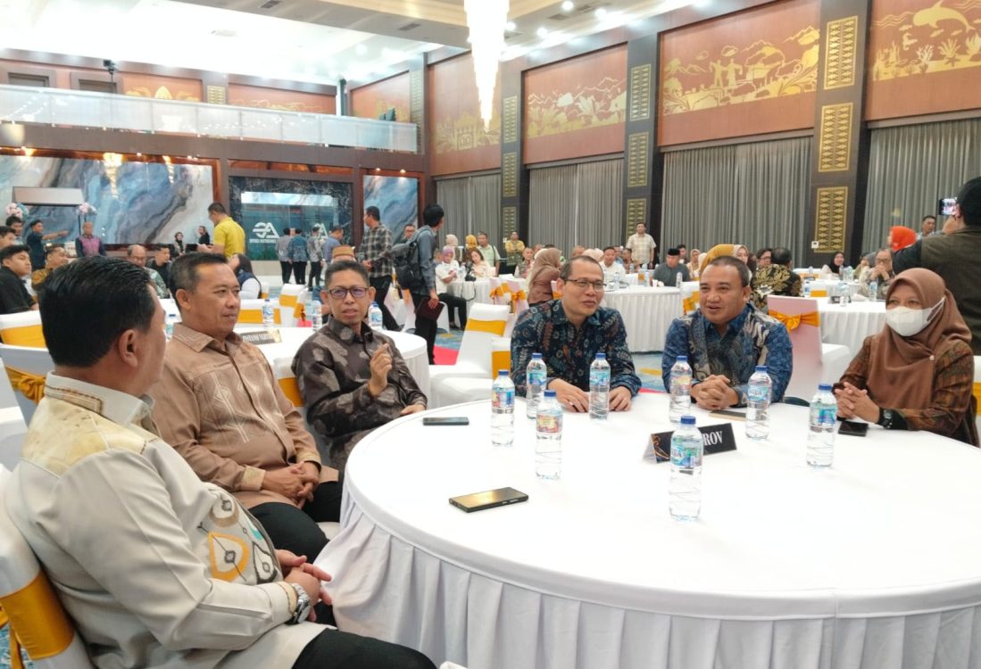 : Kepala Dinsosdukcapil Provinsi Gorontalo Reflin Buata (kedua dari kiri) saat menghadiri penganugerahan Jamsostek Award Tahun 2026 di Azalea Convention Center, Kota Gorontalo. (foto Owan)