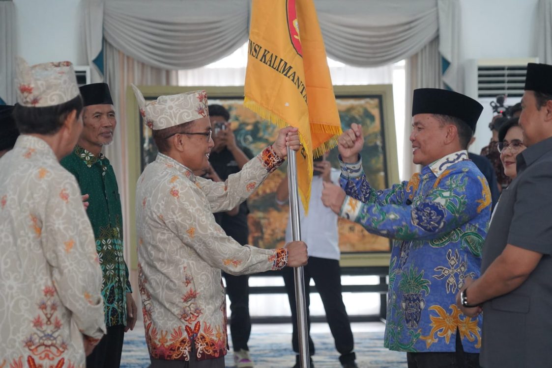 : Gubernur Kalimantan Tengah, Agustiar Sabran, melepas, keberangkatan 80 orang kafilah untuk mengikuti MTQ Tingkat Nasional XXXI 2026 di Kota Semarang, Jawa Tengah. - Foto: Mc.Kalteng