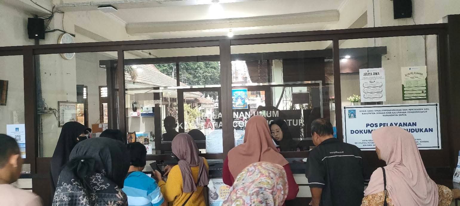 : Integrasi pelayanan publik digital dan pendampingan bantuan sosial menjadi kunci utama dalam menghadirkan tata kelola pemerintahan desa yang responsif, transparan, serta inklusif bagi seluruh lapisan masyarakat. Kalurahan Condongcatur layani IKD dan Perlinsos, Kamis (20/8/2026).