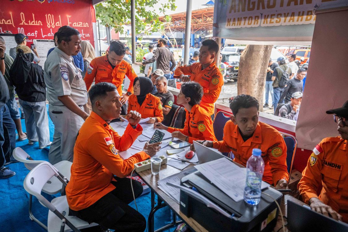 : Petugas Basarnas Kelas A Banjarmasin menyiapkan data-data kecelakaan Kapal Motor Virgo Transport 8 rute Surabaya-Banjarmasin di Posko Pelabuhan Tri Sakti, Banjarmasin, Kalimantan Selatan, Minggu (13/9/2026). Tim Gabungan Basarnas, TNI, Polri, dan Pelindo 3 menyiapkan posko pencarian serta menyiagakan 30 lebih mobil ambulans dari relawan untuk mendukung koordinasi dan kebutuhan operasional selama proses pencarian berlangsung. (ANTARA FOTO/Bayu Pratama S/nz)