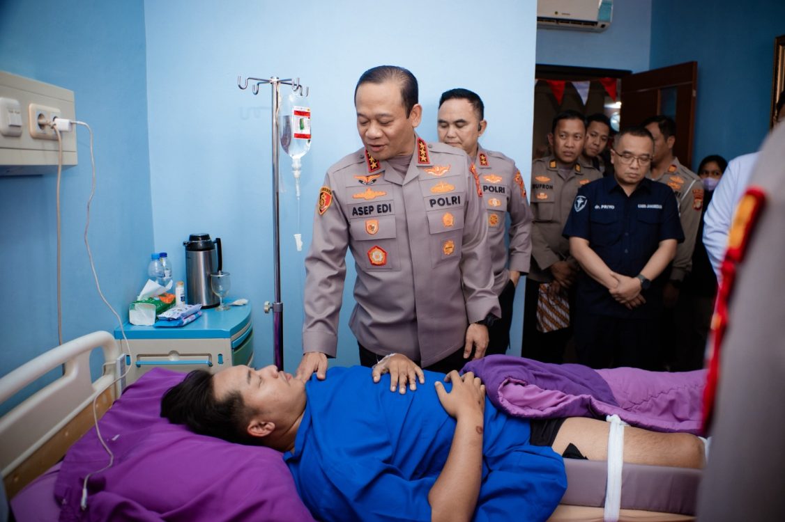 Kapolda Metro Jaya Besuk Tiga Polisi yang Cedera Saat Bertugas di RS Polri
